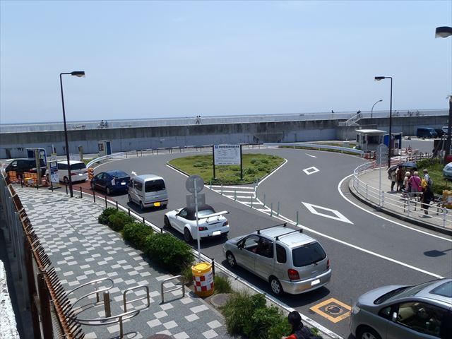 駐車場　駐車待ち